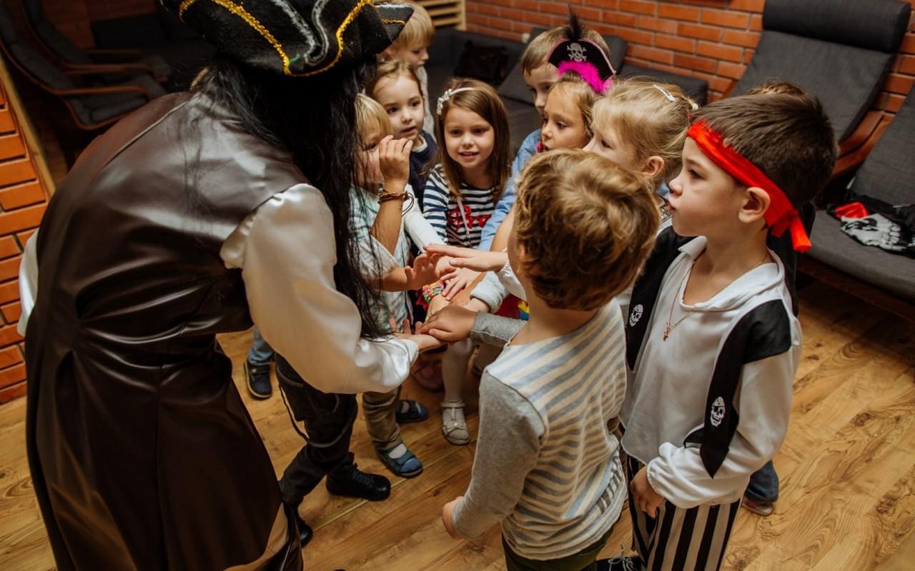 Поиск развлечения. Пиратский квест для детей. Пираты детский праздник. Пиратские квесты для детей. Квест для детей в детском саду.